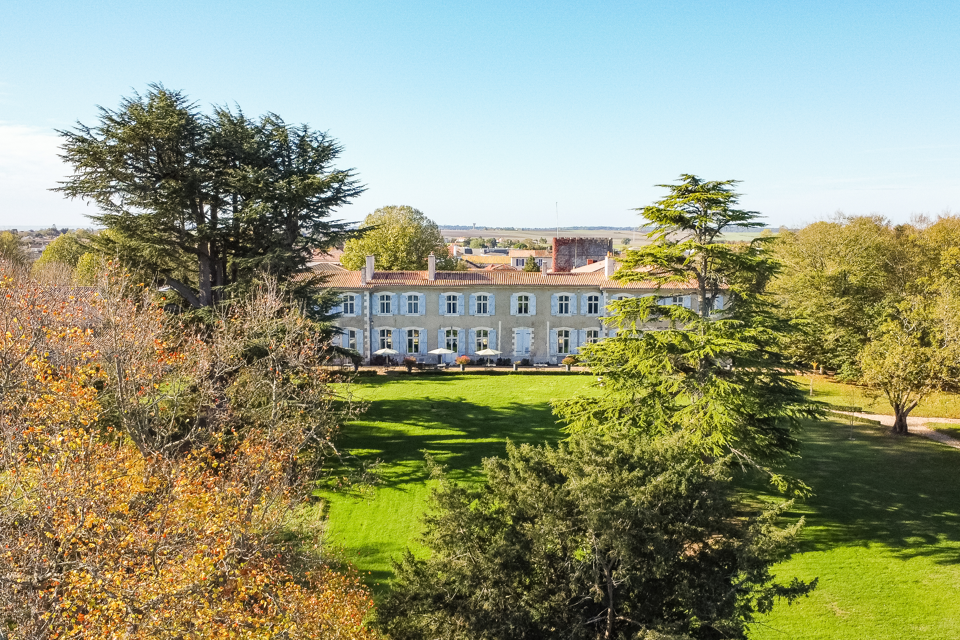 Vue du Château de Didonne parmi les arbres de son parc