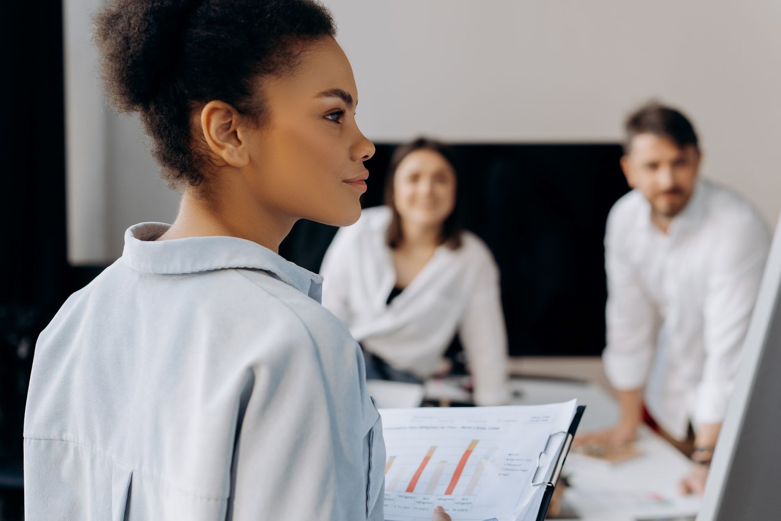 Une professionnelle écoute avec attention ses collègues en réunion